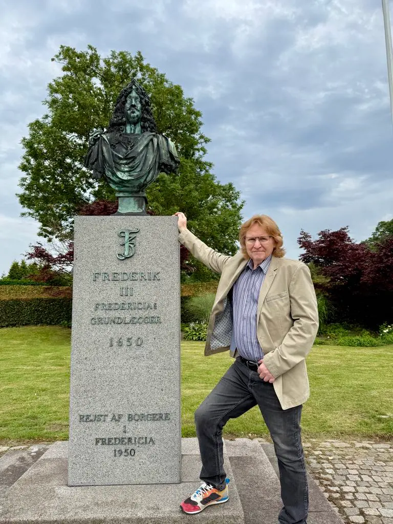 Poul Rand ved monumentet for Frederik III, Fredericias
            grundlægger